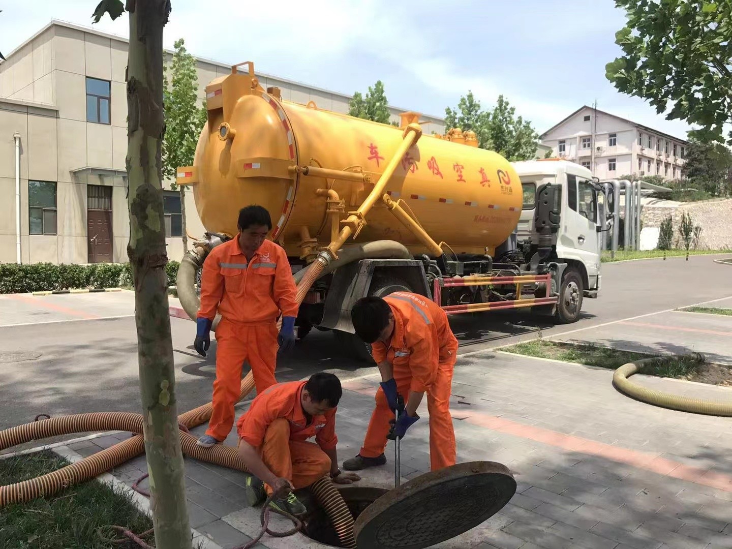 惠阳管道疏通车停在窨井附近